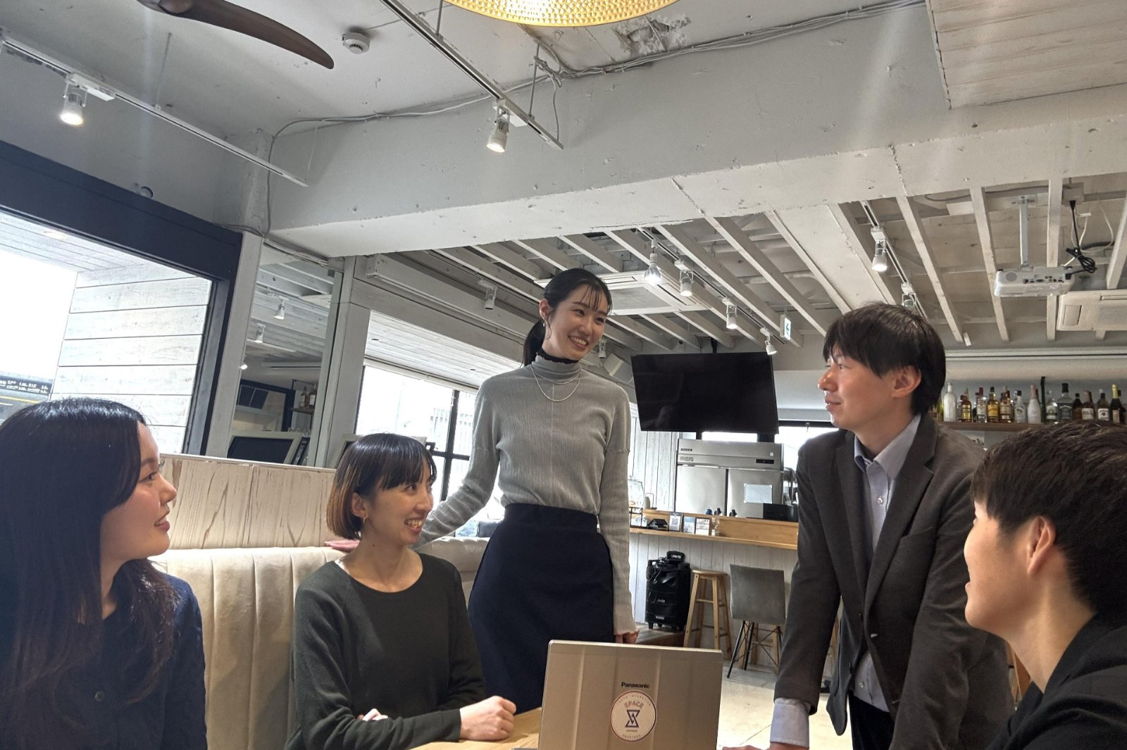 拠点内で企業の参加者同士が個別に打ち合わせをしている様子