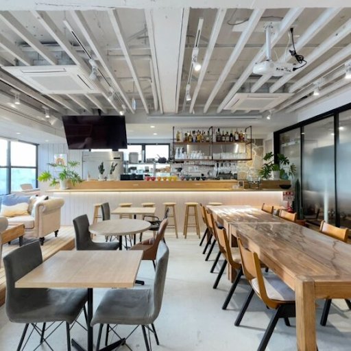 エイトスペースの店内。カウンターと大テーブル、プロジェクターを備えたイベントスペース