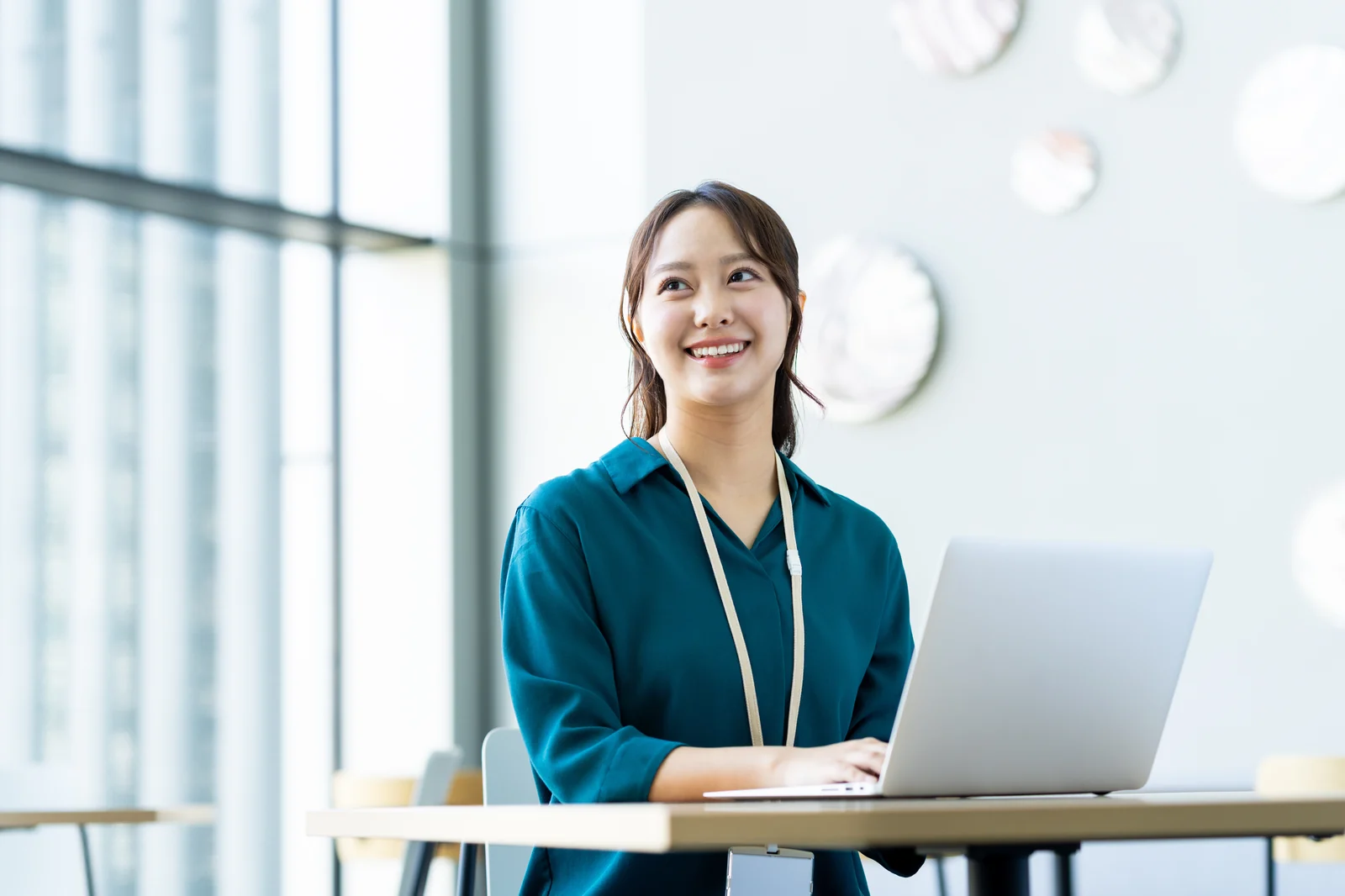 WIMA イメージ｜オフィスでノートPCに向かう女性
